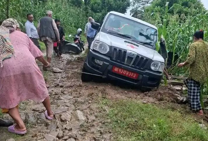निजी प्रयोजनमा रेडक्रसको गाडी दुर्घटना, चालक मन्त्रीसँग चालक अनुमति पत्र छैन