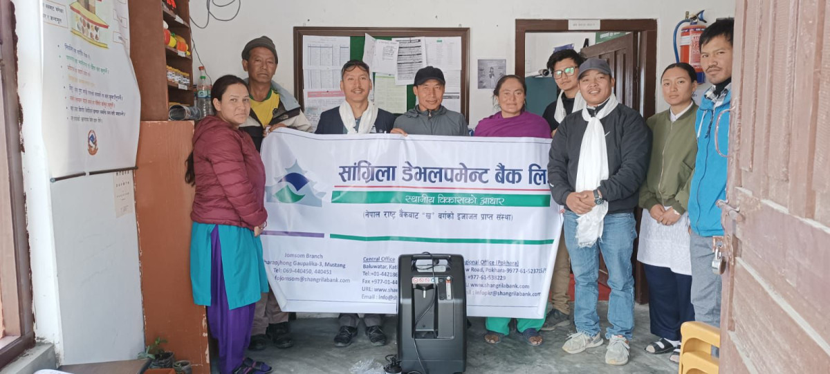 सांग्रिला बैंकद्वारा मुस्ताङको स्वास्थ्य केन्द्रलाई अक्सिजन कन्सेन्ट्रेटर प्रदान